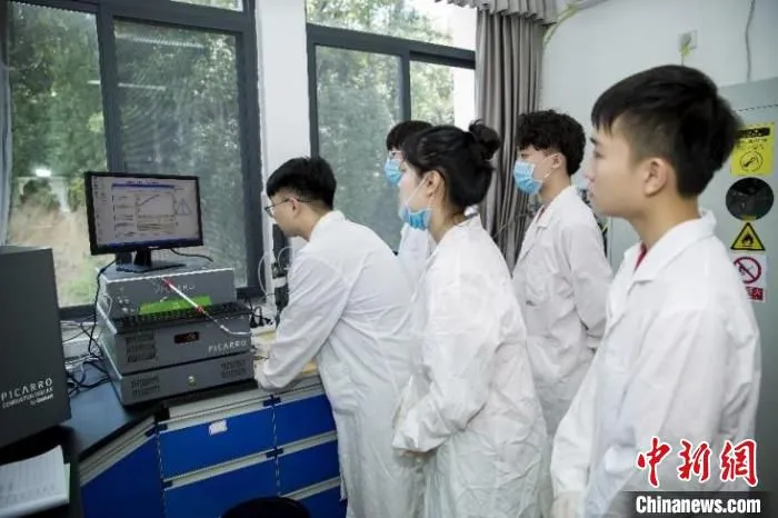 福建师范大学“易碳3060”团队计量测算。　陈方媛 摄