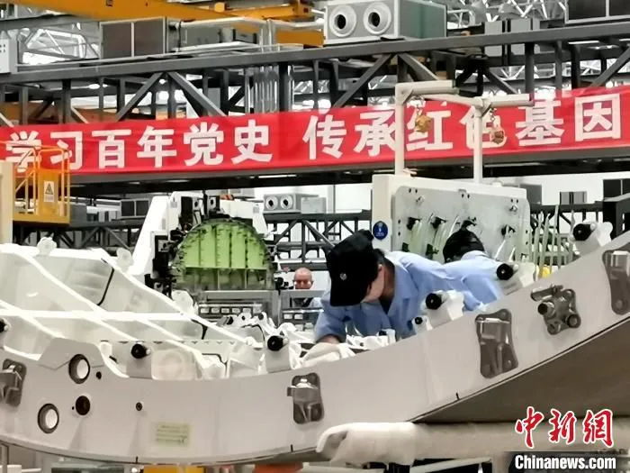 技术人员正在严谨地加工。　赵桂华 摄