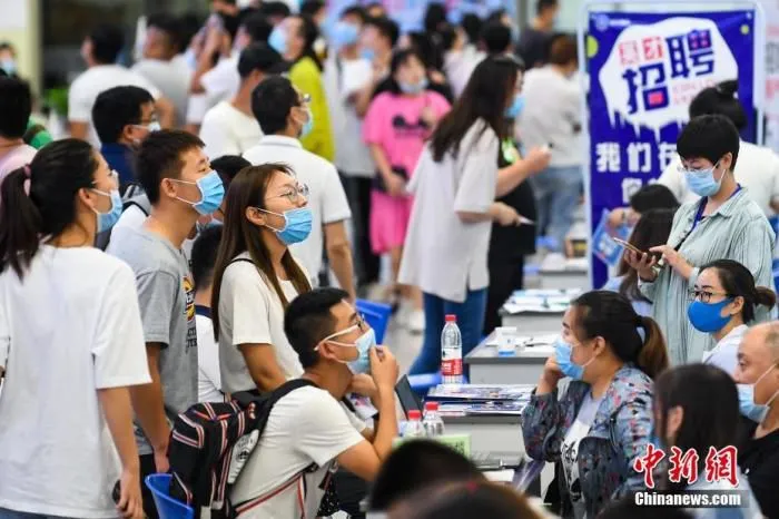 资料图：求职者在会场寻觅工作岗位。
中新社记者 武俊杰 摄