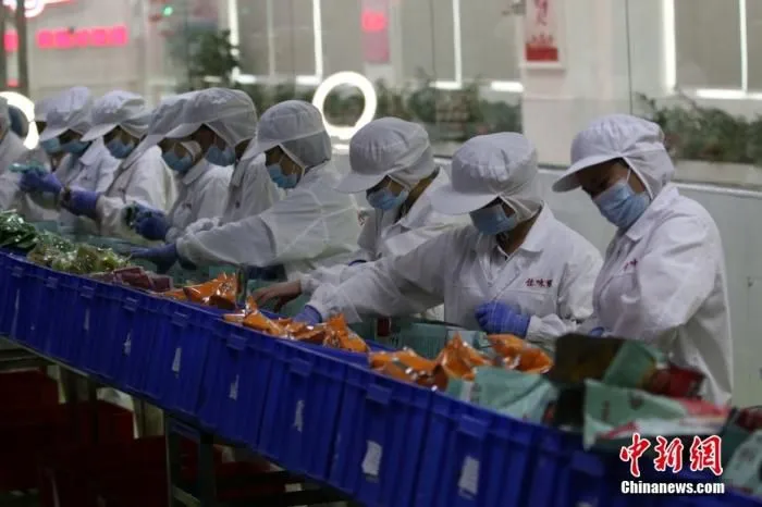 图为4月22日柳州市一螺蛳粉企业生产车间。 　 中新社记者 林馨 摄