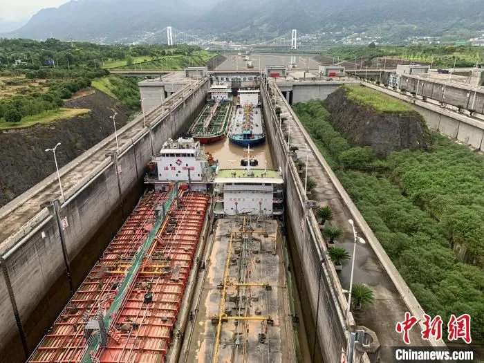 三峡升船机停航检修期间,三峡船闸安全稳定运行。 李汉林 摄 三峡升船机停航检修期间,三峡船闸安全稳定运行。 李汉林 摄