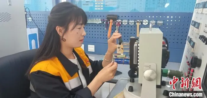 图为工作中的李小燕专心致志。　陶一中 摄