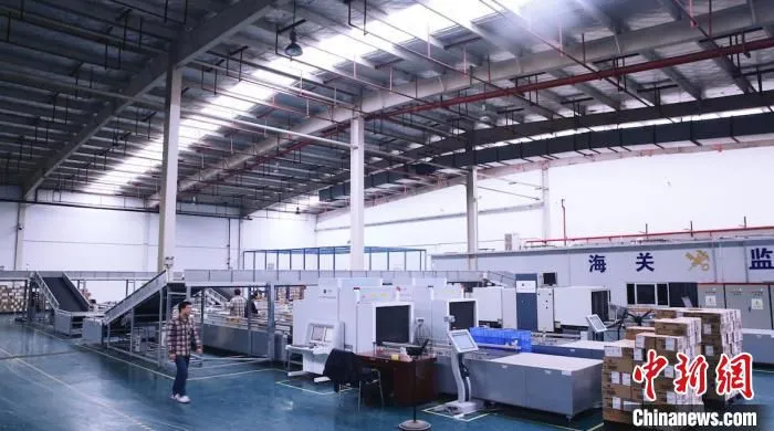 长沙跨境电商监管中心为企业提供通关查验服务(资料图)。　长沙市商务局 供图