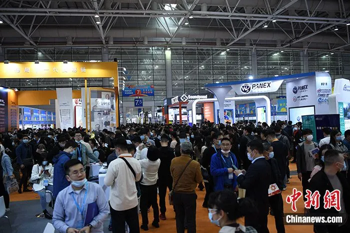 图为展会吸引大批客商前来参加。中新社记者 王东明 摄