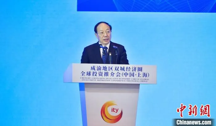 重庆市政府副秘书长、重庆市招商投资促进局局长周青作投资推介 廖志全 摄