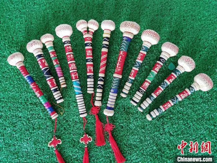 工艺品笤帚。　巴林左旗 供图