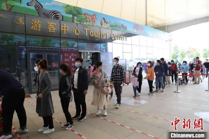 图为“五一”小长假排队进景区的游客。内蒙古文化和旅游厅供图