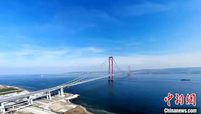 远眺建成通车的土耳其1915恰纳卡莱大桥。　四川路桥供图