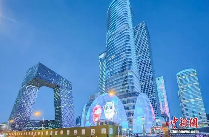 2月3日晚，北京市朝阳区CBD的多栋建筑点亮外墙灯光，迎接北京冬奥会的到来。 中新社记者 贾天勇 摄