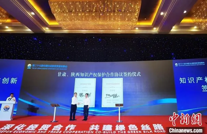 图为签署合作协议。　史静静 摄