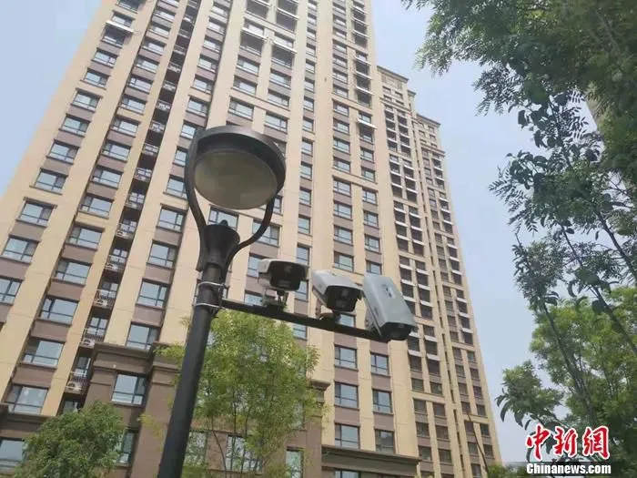 图为楼宇下方的高清探头。 中新网记者 谢艺观 摄