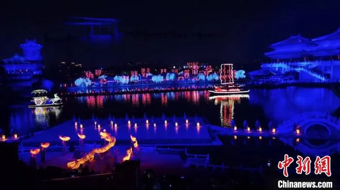图为清明上河园的大型实景演出。　阚力 摄