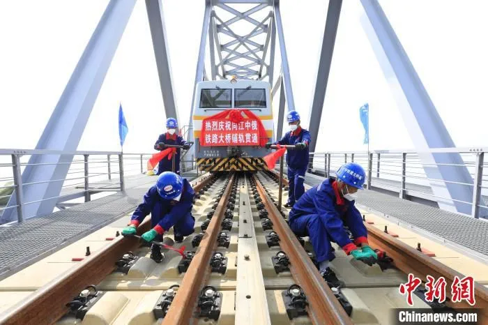 中国铁路工作人员作业中。　原勇 摄