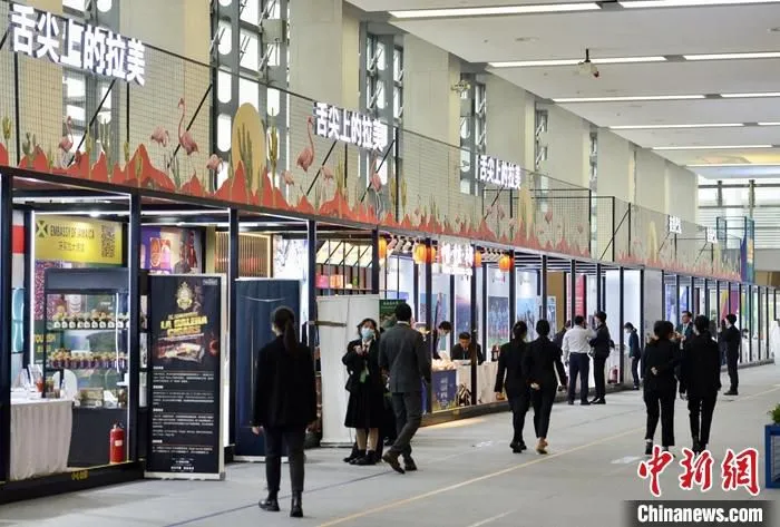 图为11月16日，观众参观中拉合作展。 中新社记者 何蓬磊 摄