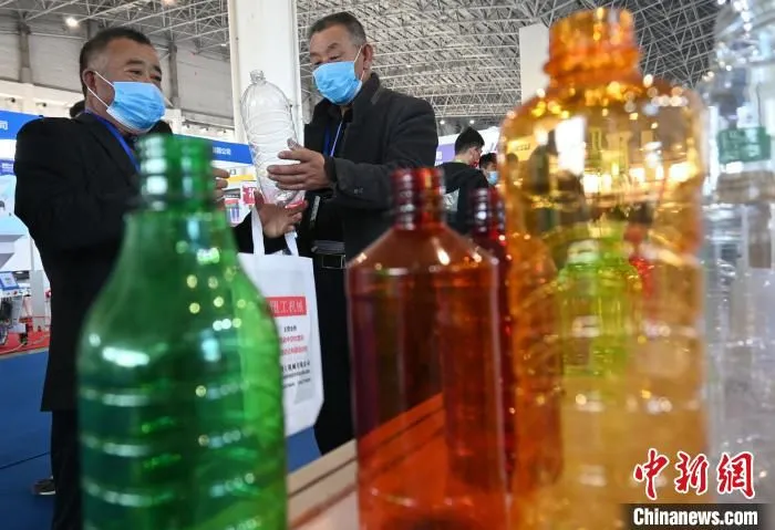 图为第三届中国·沧县塑料中空制品展览会现场。　翟羽佳 摄