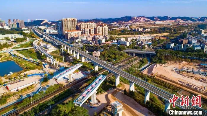 图为，连续梁转体前 杨龙凤 摄