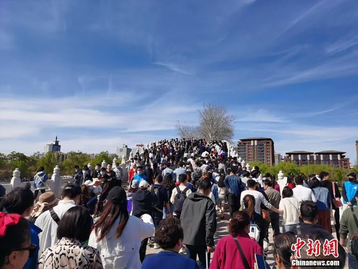 资料图：玉渊潭人头攒动。中新网记者 李金磊 摄

