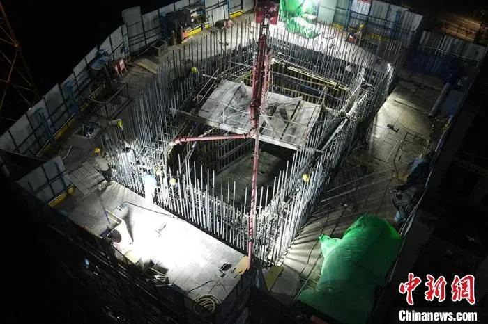 中铁大桥局仙新路项目部工作人员夜间施工中。　高鑫 摄