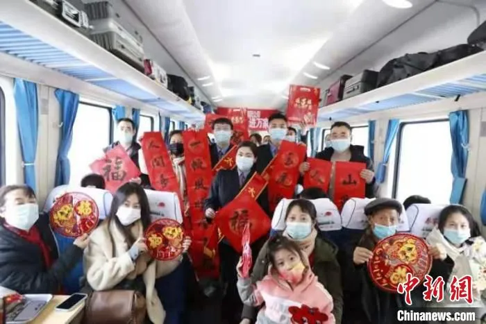 太原铁路职工将“福”字、春联赠送给出行旅客，让返乡旅客感受到旅途的温馨。　吕宇飞 摄