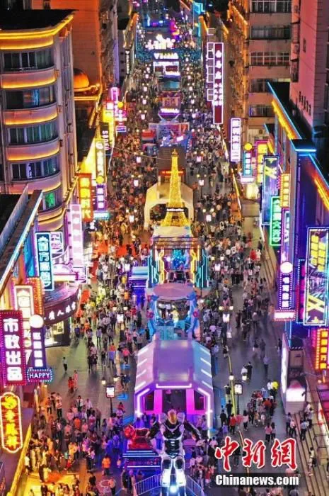 5月2日晚，江西南昌，民众在胜利路步行街休闲购物。为恢复百年老街的往日繁华，当地开展胜利路步行街“胜利归来” 主题活动，打造潮玩、消费于一体的活动街区，“五一”假期吸引民众，形成新的节日经济、夜间经济和文化经济。(无人机照片) 中新社记者 刘占昆 摄