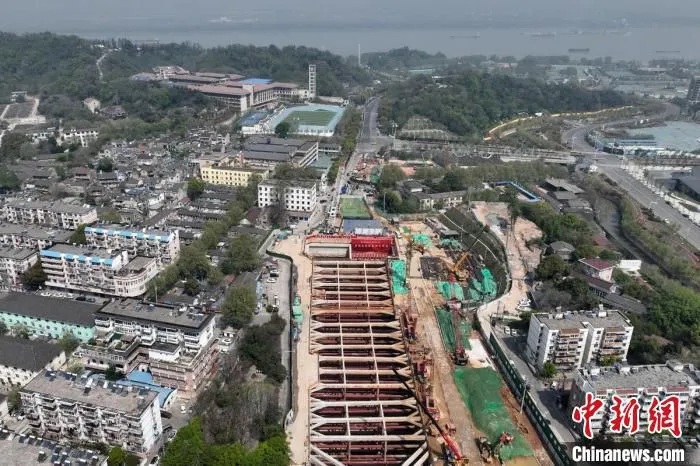 航拍南京和燕路过江通道右线盾构贯通现场。　泱波 摄