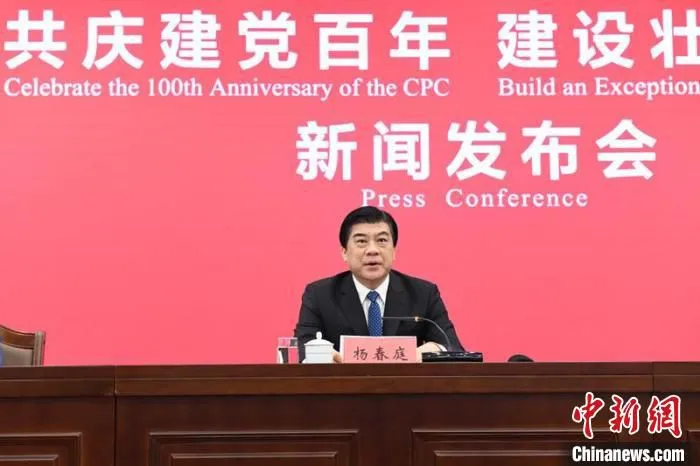 图为杨春庭在介绍相关情况 林浩 摄