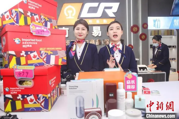 图为江西南昌西站的中欧班列进口商品保税店内，工作人员在直播带货。(资料图) 刘力鑫 摄
