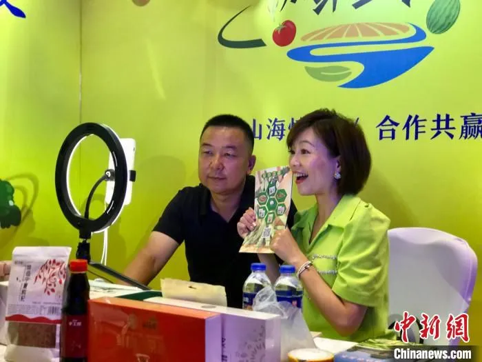 主播直播带货销售宁夏蔬菜。　李泽阳 摄