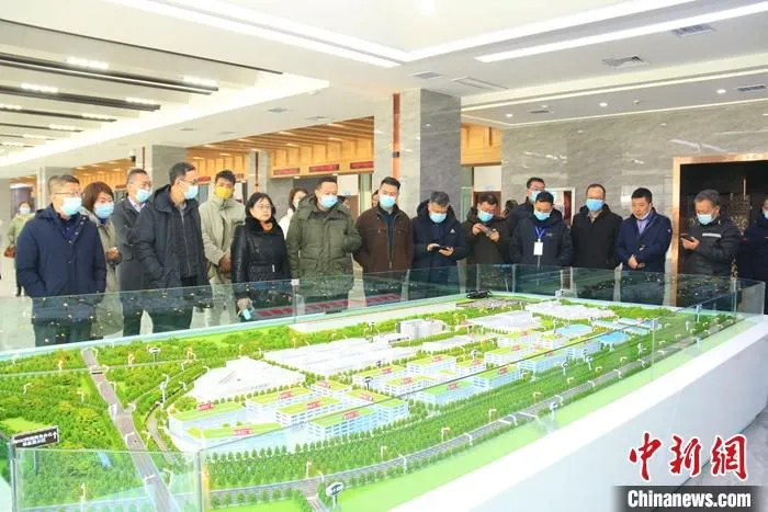 图为12月16日，西部省(区)商务系统负责人参观西宁综合保税区。 中新社记者 孙睿 摄 