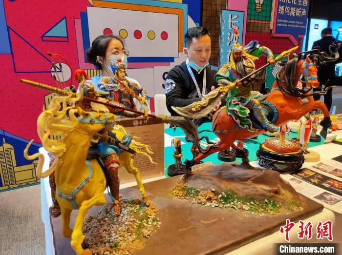 非遗面塑在活动现场展示。　唐小晴 摄