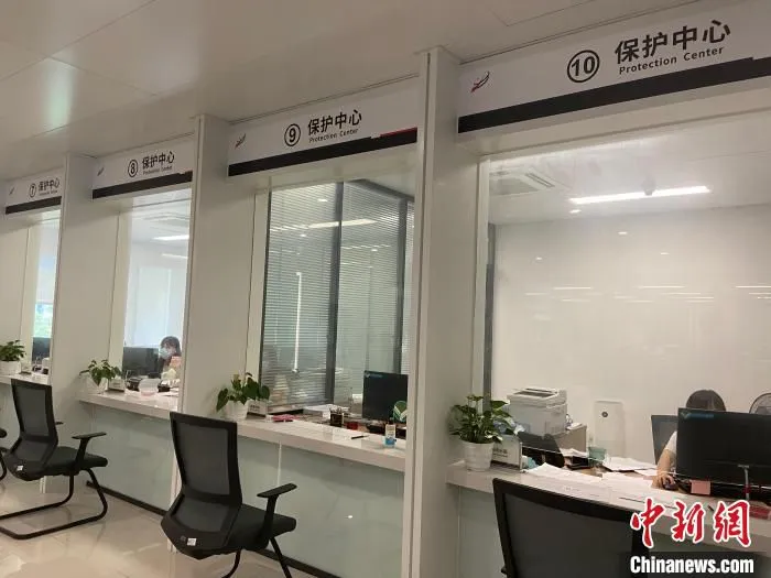 浙江自贸试验区滨江区块知识产权保护服务窗口。　黄慧 摄