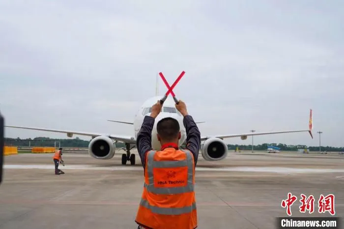 一架海南航空波音737-800飞机在三峡机场平稳降落。　王婷婷 摄