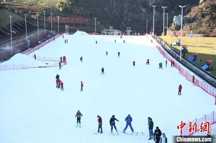 资料图：游客在贵州六盘水梅花山滑雪场体验滑雪乐趣。　瞿宏伦 摄