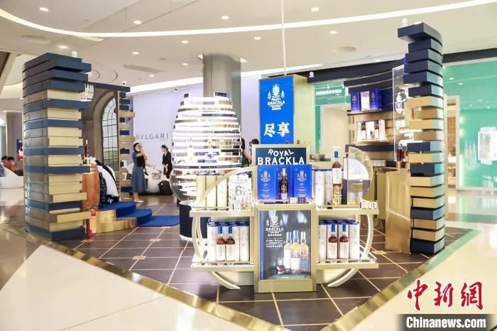 皇家布莱克拉威士忌在三亚国际免税城的主题快闪店。　文盛供图