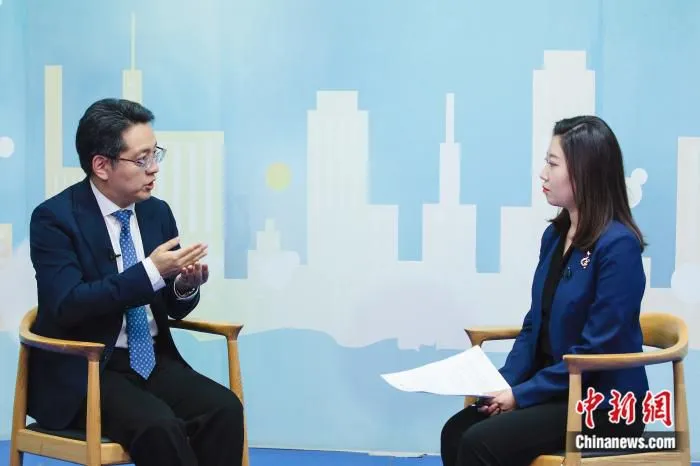 中新网记者专访清华大学中国发展规划研究院执行副院长董煜。 中新网记者 翟璐 摄