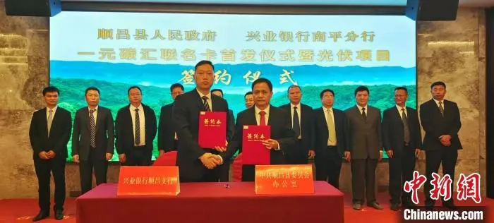 10月25日，现场签约。　张丽君 摄