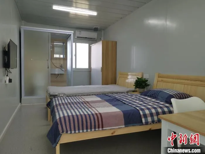 “涉及高风险航班服务人员集中居住区”可以直接“拎包入住”。　付敬懿 摄