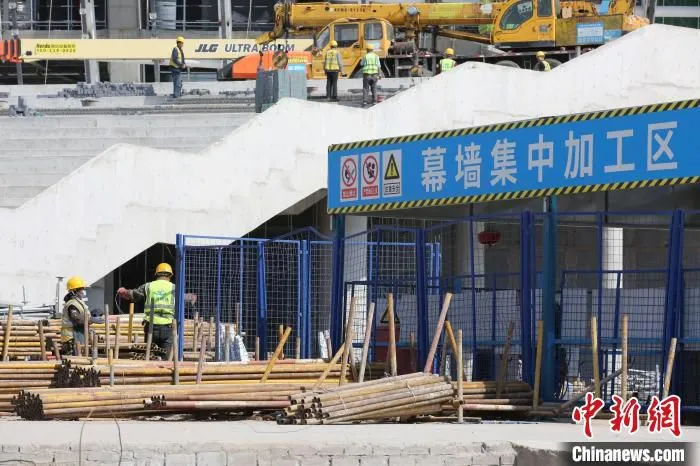 2023年亚洲杯青岛青春足球场施工现场。　衣冠超 摄