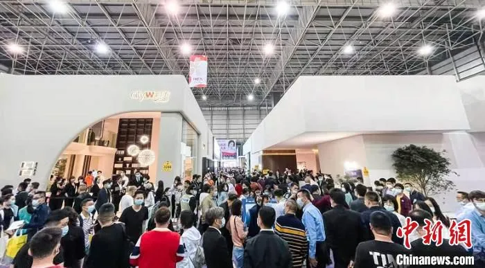 第45届国际名家具展览会3月15日至3月19日正在东莞举行。图为展会现场参展商与采购商进行对接合作 中新社发 李纯 摄