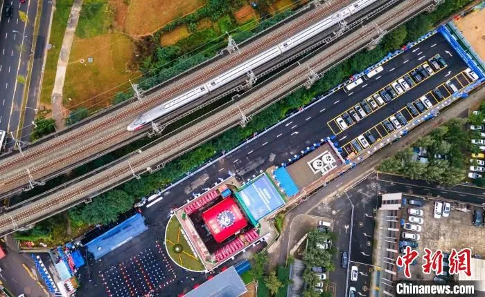 成渝铁路一列高铁列车驶过，旁边就是成自高铁锦绣隧道盾构始发现场。　刘忠俊 摄