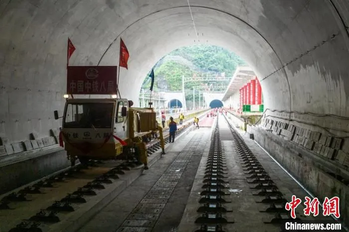 轨道牵引车拉着500米长的钢轨进入成兰铁路跃龙门隧道。　刘忠俊 摄