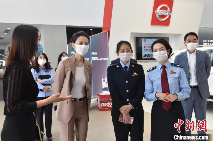 税收营商环境观察员与税务人员交流税收政策。　四川天府新区成都管理委员会税务局供图