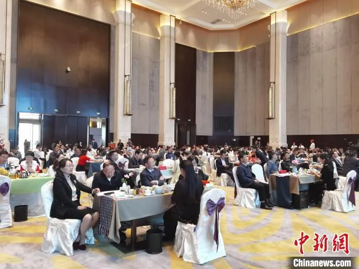 图为2021年贵州春季斗茶赛颁奖仪式现场。　唐哲 摄