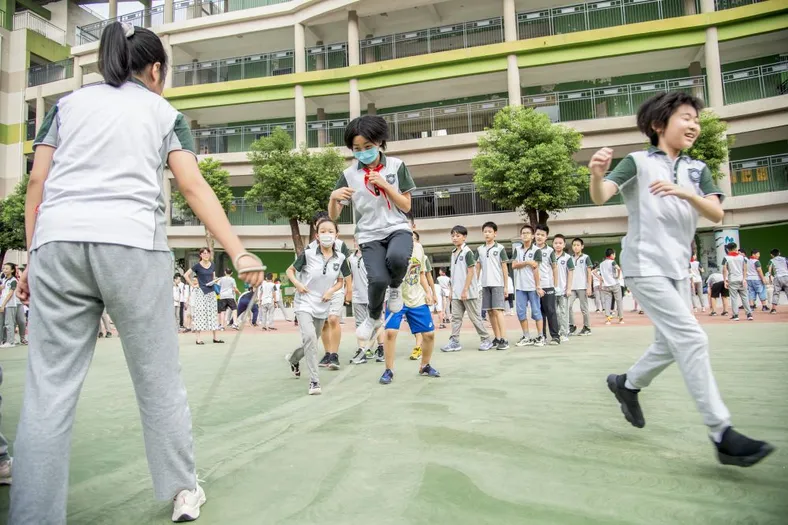 湖北省武昌水果湖第一小学的学生在操场上跳绳锻炼(9月1日摄)。新华社发(伍志尊 摄)