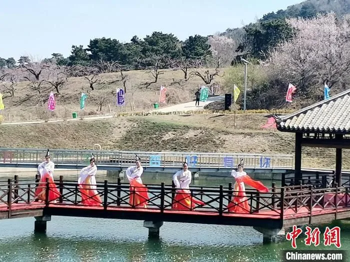 舞动水袖。　赵桂华 摄