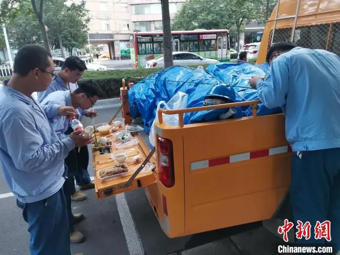 抢修车马槽板就是饭桌。　王军 摄