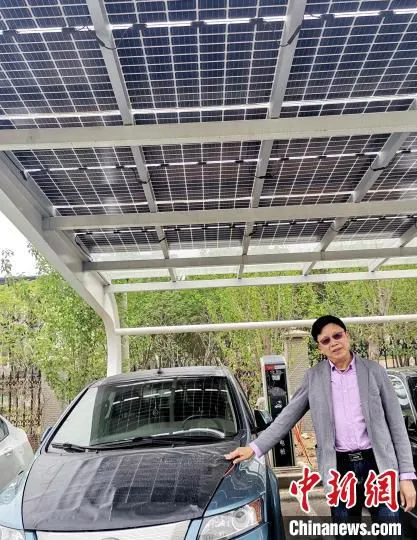 鞠振河和他的太阳能汽车。　赵桂华 摄