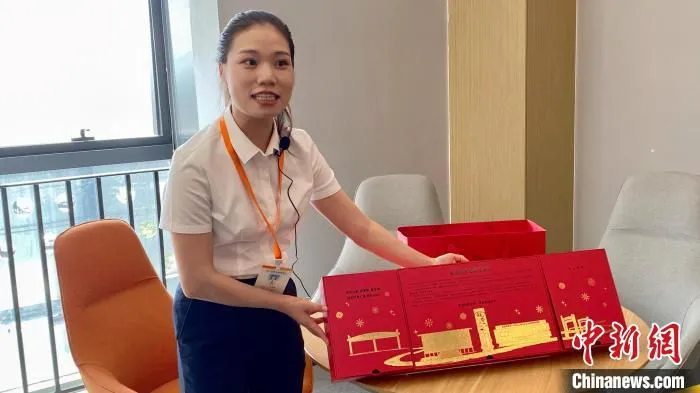 工作人员为企业家送上装有公章、营业执照的“开业礼盒”。　钱晨菲 摄