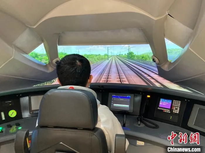 图为中国通号北京全路通信信号研究设计院集团有限公司的高铁模拟驾驶室。　徐婧 摄