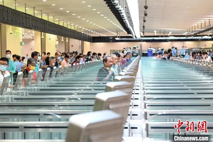 在入境大厅，澳门居民正有序地进行自助通关。　陈骥旻 摄